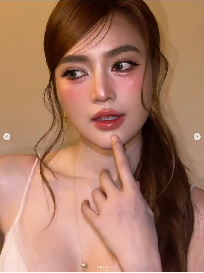 Phần chân váy được xử lý công phu với lớp hoa nổi dày đặc, tạo độ bồng bềnh tự nhiên, khiến tổng thể trở nên nổi bật nhưng vẫn giữ được cảm giác thanh thoát.