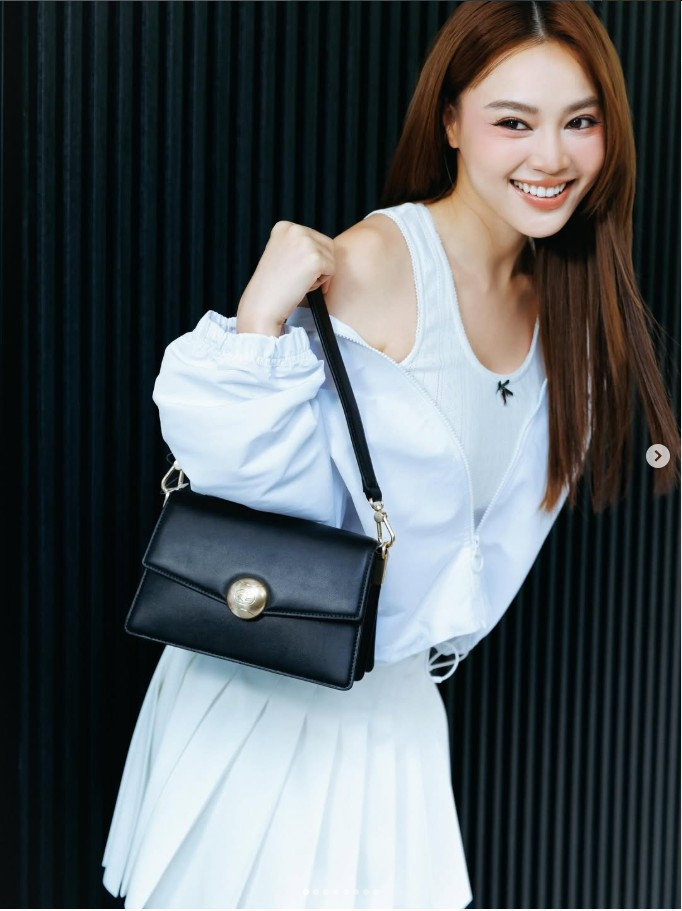 Không chỉ ghi điểm nhờ trang phục, Ninh Dương Lan Ngọc còn gây ấn tượng bởi thần thái tươi tắn và nụ cười rạng rỡ.