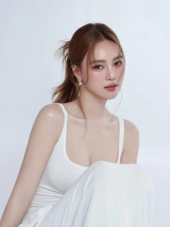 Lối trang điểm được lựa chọn theo tông hồng đồng điệu với chiếc váy, giúp tôn lên đường nét gương mặt nhẹ nhàng và trẻ trung của nữ diễn viên. Kiểu tóc thẳng, buông nhẹ tự nhiên càng làm nổi bật sự nữ tính nhưng không kém phần sang trọng.