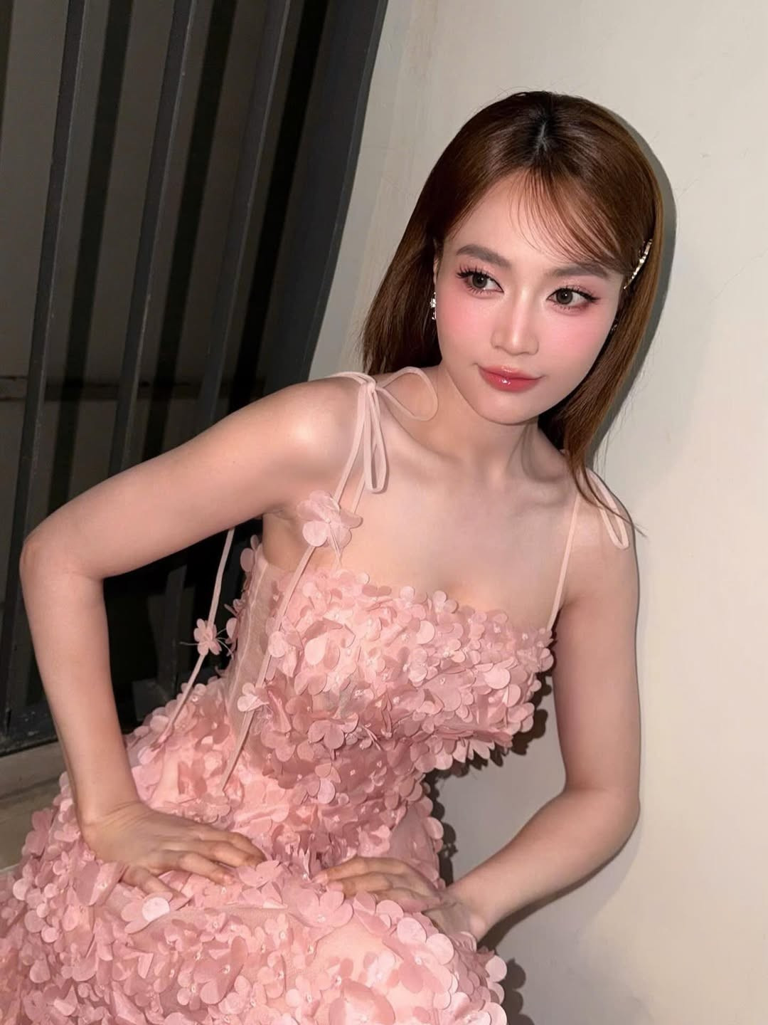 Mới đây, Ninh Dương Lan Ngọc tiếp tục chứng minh sức hút của mình khi đăng tải loạt ảnh mới trên trang cá nhân. Chỉ sau ít giờ, hình ảnh của nữ diễn viên đã nhanh chóng thu hút sự chú ý lớn từ cộng đồng mạng.