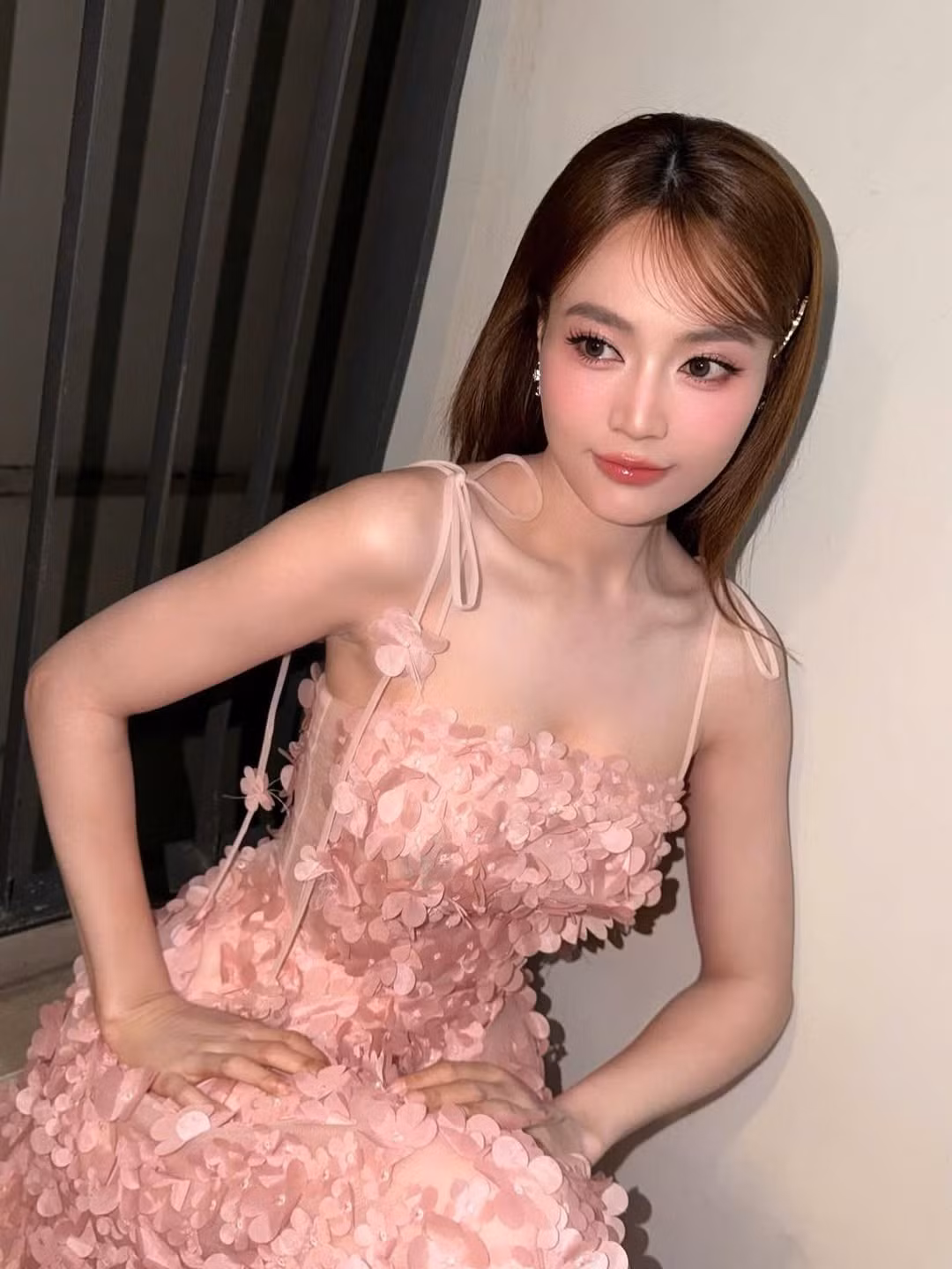 Mới đây, Ninh Dương Lan Ngọc tiếp tục chứng minh sức hút của mình khi đăng tải loạt ảnh mới trên trang cá nhân. Chỉ sau ít giờ, hình ảnh của nữ diễn viên đã nhanh chóng thu hút sự chú ý lớn từ cộng đồng mạng.