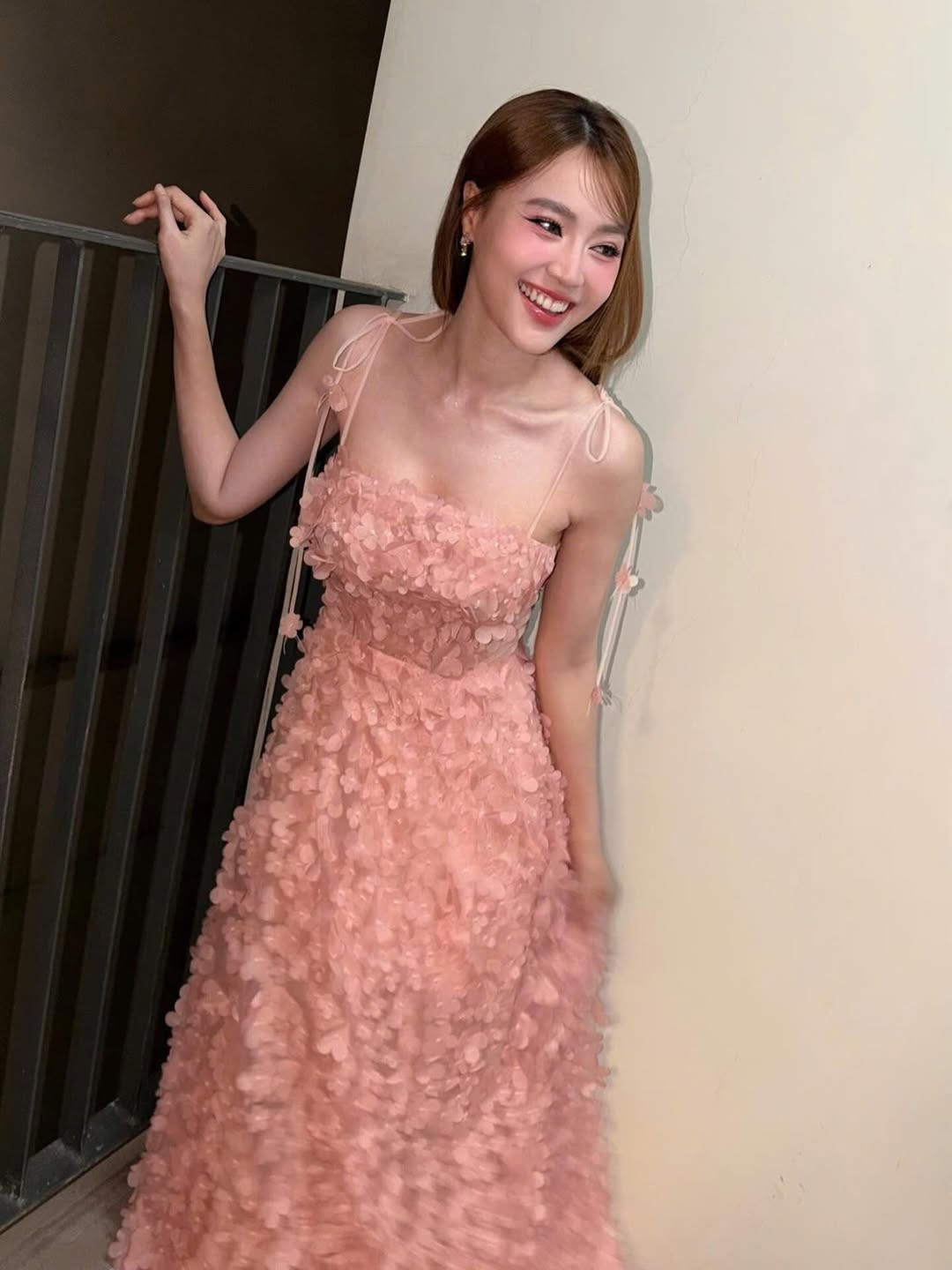 Trong loạt ảnh, Ninh Dương Lan Ngọc xuất hiện với chiếc váy hai dây màu hồng pastel đầy ngọt ngào. Thiết kế có phần thân trên ôm sát, sử dụng chất liệu đính hoa nổi li ti, tạo hiệu ứng mềm mại và nữ tính.