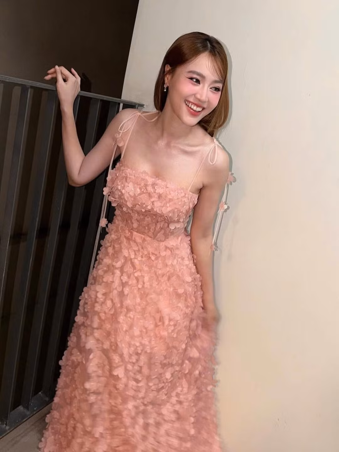 Trong loạt ảnh, Ninh Dương Lan Ngọc xuất hiện với chiếc váy hai dây màu hồng pastel đầy ngọt ngào. Thiết kế có phần thân trên ôm sát, sử dụng chất liệu đính hoa nổi li ti, tạo hiệu ứng mềm mại và nữ tính.