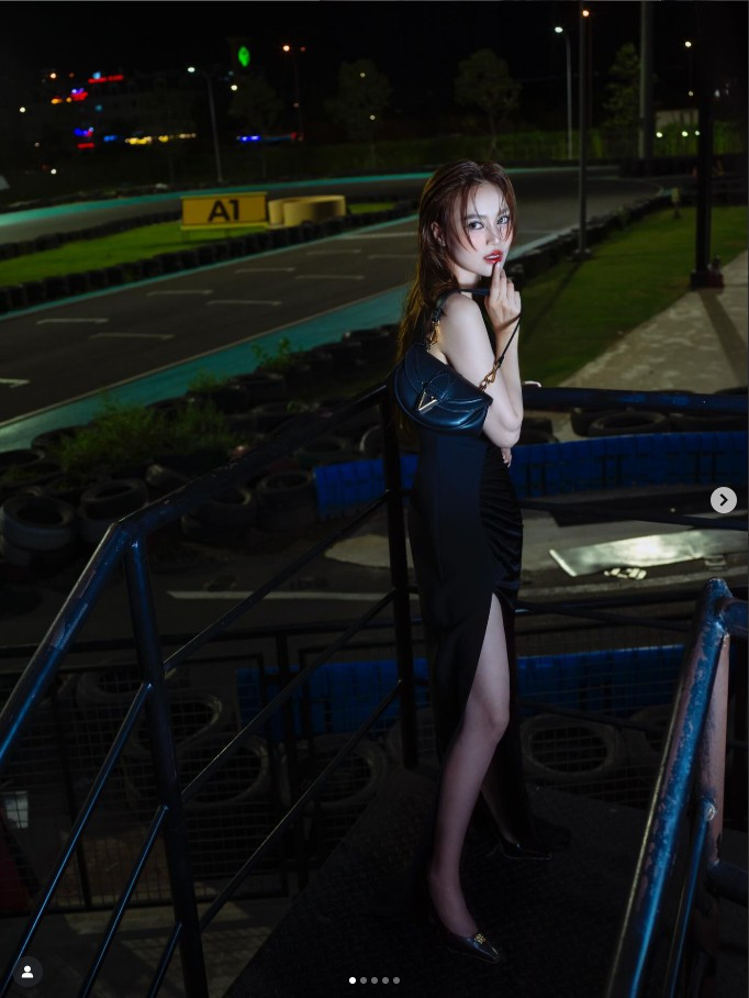 Từ phong cách thanh lịch, nhẹ nhàng đến những set đồ cá tính, quyến rũ, nữ diễn viên luôn biết cách biến hóa linh hoạt nhưng vẫn giữ được thương hiệu riêng: hiện đại, trẻ trung và tràn đầy năng lượng.