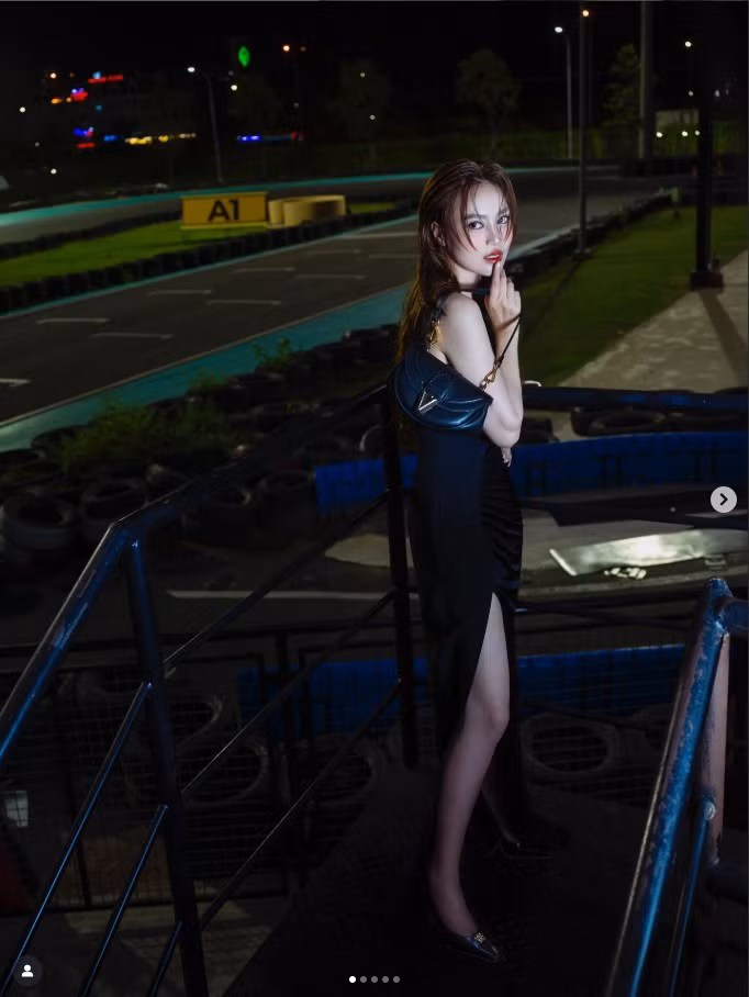 Từ phong cách thanh lịch, nhẹ nhàng đến những set đồ cá tính, quyến rũ, nữ diễn viên luôn biết cách biến hóa linh hoạt nhưng vẫn giữ được thương hiệu riêng: hiện đại, trẻ trung và tràn đầy năng lượng.