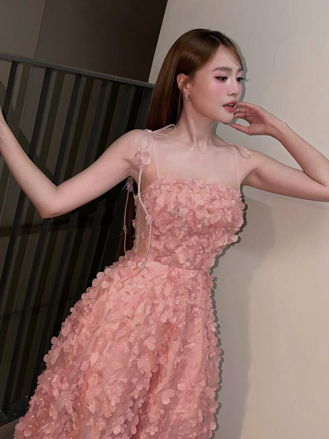 Từ thần thái rạng rỡ đến phong cách thời trang gợi cảm đầy tinh tế, Ninh Dương Lan Ngọc một lần nữa khiến công chúng phải trầm trồ vì vẻ đẹp ngày càng thăng hạng.