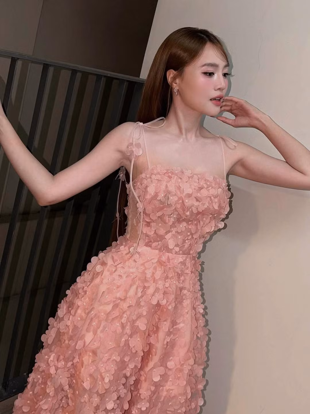 Từ thần thái rạng rỡ đến phong cách thời trang gợi cảm đầy tinh tế, Ninh Dương Lan Ngọc một lần nữa khiến công chúng phải trầm trồ vì vẻ đẹp ngày càng thăng hạng.