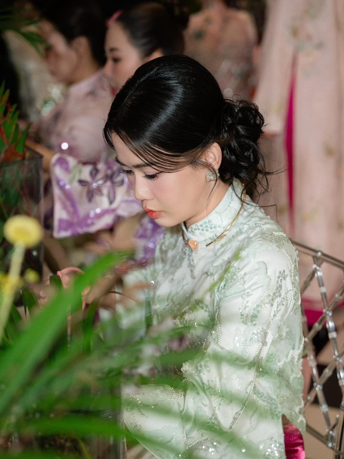 Kiểu tóc búi thấp, rẽ ngôi nhẹ, kết hợp hoa tai nhỏ xinh càng làm nổi bật nét duyên dáng, nữ tính. Ở những khung hình cận cảnh hay toàn thân, Ngọc Thảo đều giữ được thần thái tự tin, nhẹ nhàng – đúng tinh thần của tà áo dài Việt.