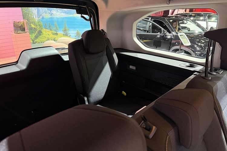 Mẫu xe MPV này sẽ có ba phiên bản, bắt đầu với phiên bản Pop quen thuộc, nằm ở phân khúc thấp nhất. Phiên bản Qubo L cũng sẽ có cấu hình Icon tầm trung, trong khi phiên bản cao cấp nhất sẽ được gọi là La Prima.