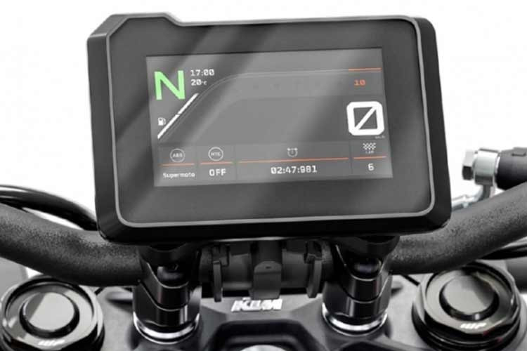 Tuy nhiên, KTM vẫn chưa công bố trọng lượng khô chính thức của xe. Mặc dù vậy, do được bổ sung thêm dàn quây gió và các tấm ốp thân xe, dự kiến ​​trọng lượng của RC 160 sẽ nặng hơn một chút so với 160 Duke, vốn có trọng lượng khô là 147kg.