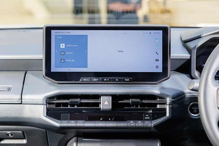 Kích thước tổng thể của Hilux TRAVO-e dài 5.320 mm, rộng 1.855 mm, cao 1.800 mm, với chiều dài cơ sở 3.085 mm. Xe có khoảng sáng gầm 215 mm và khả năng lội nước đến 700 mm, tải trọng tối đa đạt 715 kg. Kích thước thùng hàng đạt 1.555 x 1.540 x 480 mm.