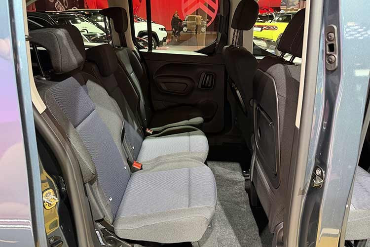 Cả hai phiên bản của Fiat Qubo L 2026 đều sẽ có ghế hành khách phía trước có thể gập lại, cho phép Qubo L chứa được các vật dụng dài đến 3m. Giống như Berlingo, Qubo L có cửa cốp mở lên trên với hai phần mở riêng biệt.