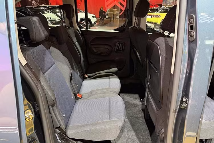 Cả hai phiên bản của Fiat Qubo L 2026 đều sẽ có ghế hành khách phía trước có thể gập lại, cho phép Qubo L chứa được các vật dụng dài đến 3m. Giống như Berlingo, Qubo L có cửa cốp mở lên trên với hai phần mở riêng biệt.