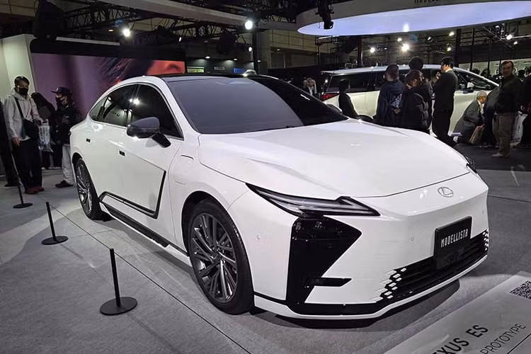 Bên cạnh các phiên bản thuần điện, Lexus vẫn tiếp tục duy trì tùy chọn hybrid với các phiên bản ES 300h và ES 350h. Hai mẫu xe này được trang bị hệ dẫn động cầu trước hoặc tùy chọn dẫn động 4 bánh, phù hợp với những khách hàng yêu thích sự kết hợp giữa hiệu quả nhiên liệu và trải nghiệm vận hành mượt mà.