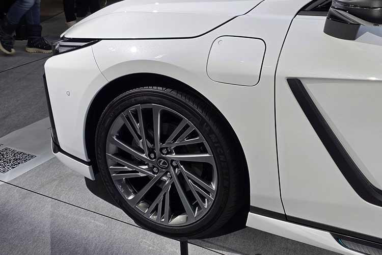 Xe sở hữu chiều dài cơ sở thêm 78,7 mm lên 2.948 mm, chiều dài tổng thể tăng từ 4.975 mm lên 5.138 mm, gần chạm tới đàn anh LS. Chiều rộng cũng tăng 53 mm, trong khi chiều cao cũng tăng đôi chút. ES mới cũng chuyển sang hệ thống treo sau đa liên kết từ thiết lập kiểu thanh chống.