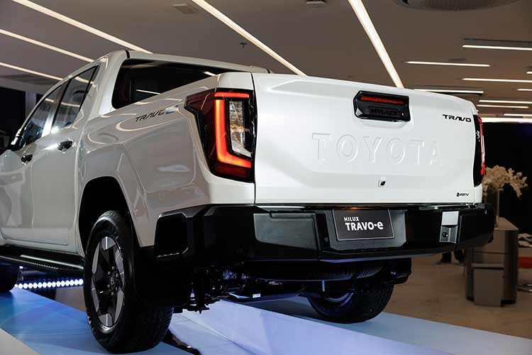 Về thiết kế, cả hai phiên bản đều mang ngôn ngữ Cyber Sumo mới, do Toyota Australia phát triển. Phong cách này sử dụng các đường nét góc cạnh, mặt phẳng lớn, tạo cảm giác mạnh mẽ hơn cho chiếc bán tải. Phiên bản BEV có thể nhận diện dễ dàng qua mặt ca-lăng kín và cản trước màu bạc được tinh chỉnh.