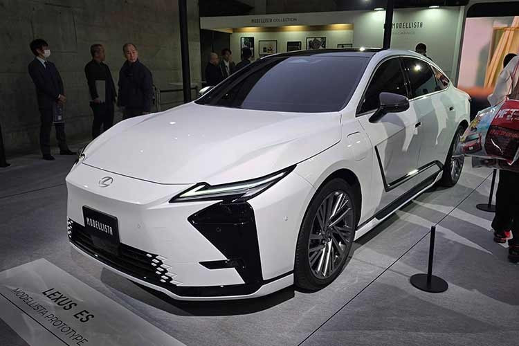 Mẫu xe Lexus ES thế hệ mới xuất hiện tại ại triển lãm Tokyo Auto Salon 2026 gây chú ý khi sở hữu diện mạo đột phá, phá vỡ phong cách thiết kế quen thuộc của các thế hệ ES trước đây. Nổi bật nhất là phần đuôi xe được vuốt cong theo kiểu dáng fastback, mang lại cảm giác thể thao và hiện đại hơn đáng kể.