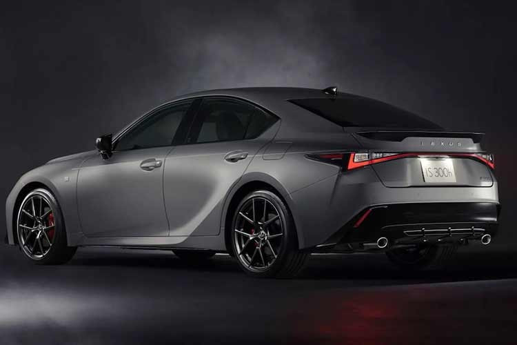 So với IS thường, phiên bản Lexus IS F Sport Mode Black V 2026 này được trang bị mâm xe hợp kim nhôm BBS rèn, heo phanh màu đỏ và rất nhiều chất liệu da lộn cao cấp trên ghế ngồi, bảng điều khiển trung tâm và các tấm cửa.