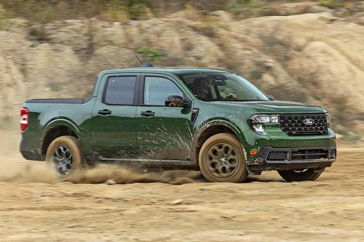 Mẫu Maverick thực sự là sự khởi đầu ấn tượng, đạt mức tiêu hao nhiên liệu lên đến 26 mpg (9,0 l/100 km) với động cơ EcoBoost hoặc 38 mpg (6,2 l/100 km) với phiên bản hybrid. Cả hai hệ thống truyền động đều dẫn động cầu trước theo mặc định, và cả hai đều cung cấp tùy chọn dẫn động bốn bánh toàn thời gian bao gồm hệ thống treo sau đa liên kết.