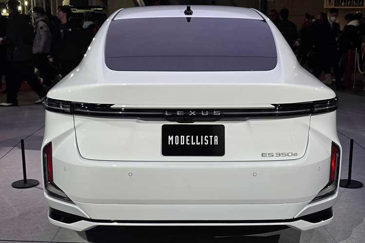 Trong khi đó, bản cao cấp hơn là ES 500e sử dụng hệ dẫn động 4 bánh toàn thời gian, kết hợp hai mô-tơ điện với tổng công suất 343 mã lực, cho khả năng tăng tốc ấn tượng chỉ 5,9 giây từ 0–100 km/h.