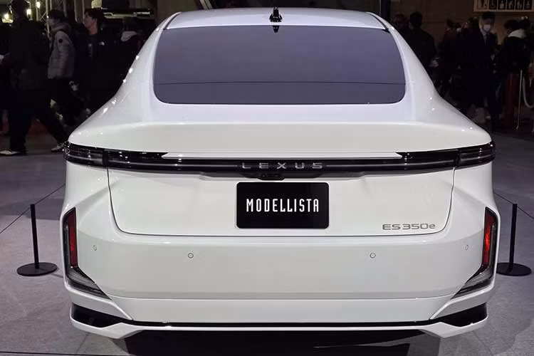 Trong khi đó, bản cao cấp hơn là ES 500e sử dụng hệ dẫn động 4 bánh toàn thời gian, kết hợp hai mô-tơ điện với tổng công suất 343 mã lực, cho khả năng tăng tốc ấn tượng chỉ 5,9 giây từ 0–100 km/h.