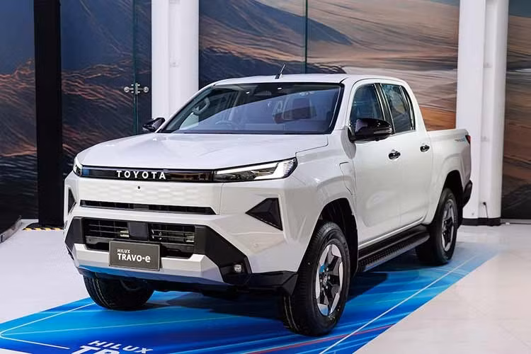 Trang bị tiêu chuẩn bao gồm đèn chiếu sáng LED projector, mâm hợp kim 17 inch, điều hòa tự động hai vùng có lọc bụi PM2.5, bảng đồng hồ kỹ thuật số 12.3 inch, màn hình giải trí cảm ứng 12.3 inch hỗ trợ Apple CarPlay/Android Auto không dây, sạc điện thoại không dây và hệ thống âm thanh 8 loa. Nội thất bọc da Softex, ghế lái chỉnh điện 8 hướng...