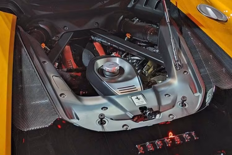 Điểm nhấn lớn nhất nằm ở hệ truyền động. 849 Testarossa trang bị động cơ V8 tăng áp kép dung tích 4,0 lít cho công suất 819 mã lực, kết hợp cùng ba mô-tơ điện bổ sung thêm 217 mã lực, nâng tổng công suất lên hơn 1.035 mã lực. Nhờ đó, xe chỉ mất 2,2 giây để tăng tốc 0–100 km/h, đạt 200 km/h trong khoảng 6,3 giây và vận tốc tối đa hơn 330 km/h.