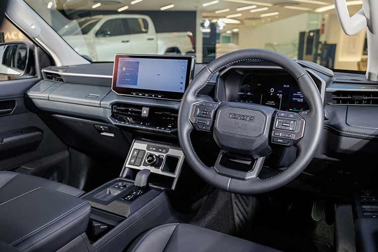 Cùng với bản thuần điện, Toyota cũng giới thiệu Hilux mild-hybrid với động cơ diesel 2.8L, công suất 201 mã lực. Mẫu xe này được kỳ vọng sẽ tiếp tục là lựa chọn chủ lực tại nhiều thị trường, đặc biệt tại Anh và các nước châu Âu, nhờ khả năng vận hành ổn định, tải trọng 1.000 kg và sức kéo 3.500 kg.