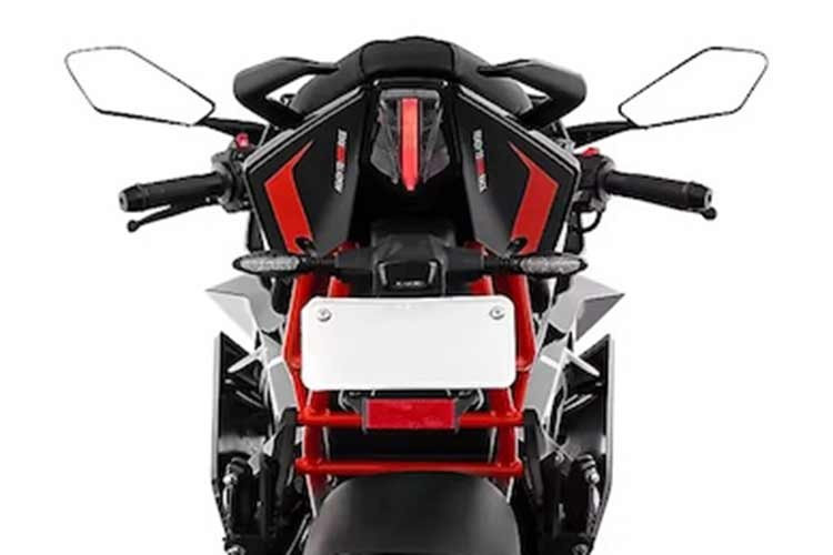 Về "dàn chân" mẫu xe sport-bike KTM RC 160 2026 rất giống với 160 Duke. Hệ thống treo bao gồm phuộc trước dạng upside-down 37 mm và giảm xóc đơn phía sau.