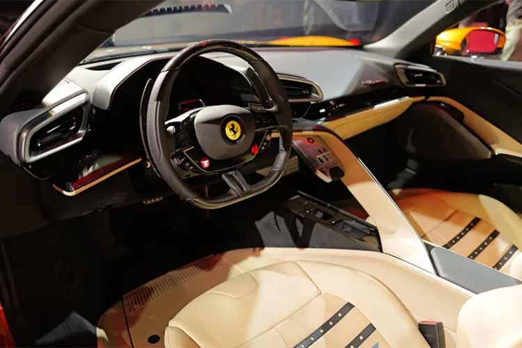 , Ferrari 849 Testarossa được tạo cảm hứng từ một số mẫu xe Ferrari trong quá khứ. Đơn cử như phần đuôi của 849 Testarossa gợi cảm hứng từ các mẫu xe đua cổ như Ferrari 512 S, với thiết kế cánh gió đôi “twin-tail” và cánh gió chủ động có thể nâng/hạ khi cần thiết giúp tăng lực ép khí động học.