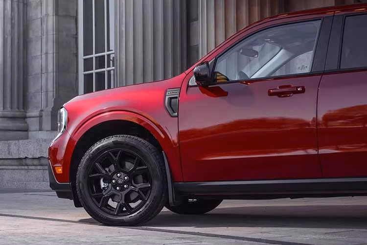 Đối thủ cạnh tranh thực sự duy nhất của mẫu xe bán tải Ford Maverick chính là Santa Cruz của Hyundai, một mẫu xe bán tải cỡ nhỏ được sản xuất tại Mỹ, trái ngược với Mexico đối với thương hiệu Mỹ.