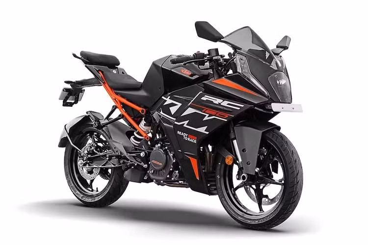 Công suất được truyền đến bánh sau thông qua hộp số 6 cấp, đi kèm với ly hợp hỗ trợ và ly hợp chống trượt. Theo KTM, RC 160 có thể đạt tốc độ tối đa 118km/h.