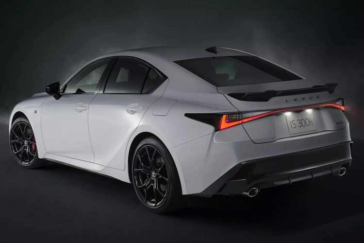 Một điểm cải tiến khác liên quan đến động lực học của IS, với hệ thống lái trợ lực điện sử dụng mô-tơ quán tính thấp, thay thế loại thanh răng đồng trục thông thường bằng hệ thống thanh răng song song (tỷ số truyền biến thiên).