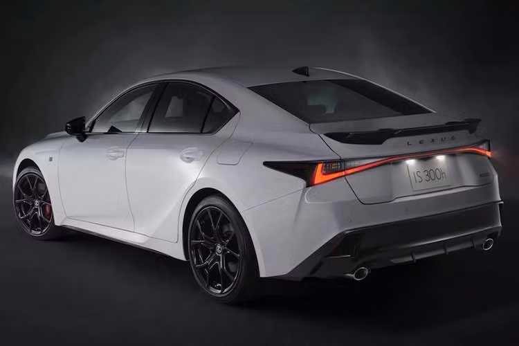 Một điểm cải tiến khác liên quan đến động lực học của IS, với hệ thống lái trợ lực điện sử dụng mô-tơ quán tính thấp, thay thế loại thanh răng đồng trục thông thường bằng hệ thống thanh răng song song (tỷ số truyền biến thiên).