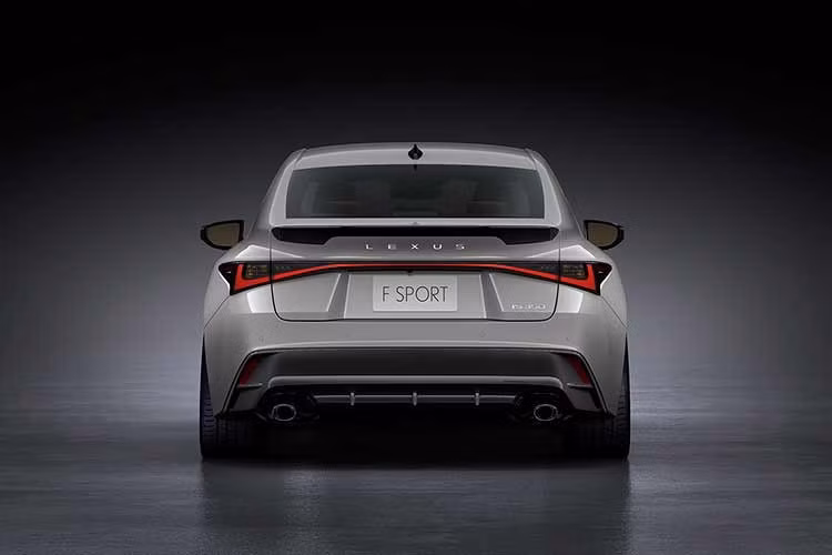 Lexus cũng đã thực hiện một số thay đổi nhỏ về ngoại hình cho dòng IS, với phần đầu sắc sảo hơn và bổ sung thêm cánh gió sau mới cho các bản F Sport, giúp tăng thêm vẻ bề thế cho chiếc xe.
