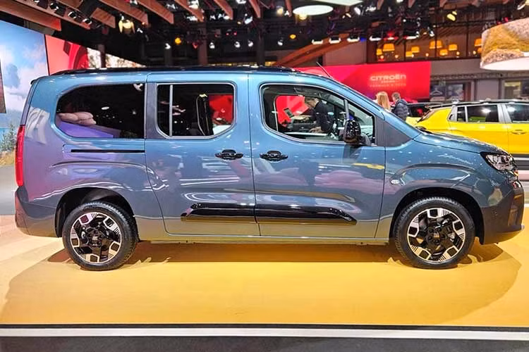 Về cơ bản là mẫu xe "chị em" với Citroen Berlingo và Peugeot Rifter (cả hai đều được sản xuất dưới cùng một thương hiệu Stellantis), Qubo L mới thừa hưởng các đường nét thiết kế từ Doblo thế hệ thứ ba, ra mắt vào năm 2022.