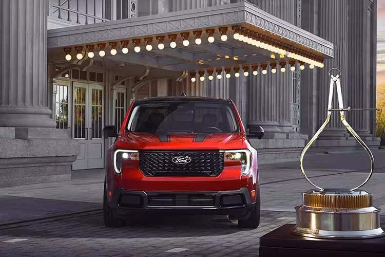 Ford cũng báo cáo rằng doanh số bán hàng của các phiên bản XL và XLT đã cải thiện đáng kể so với năm 2024, điều này không có gì đáng ngạc nhiên khi giá của Maverick ở các năm sản xuất 2025 và 2026 cao hơn. So với mức giá 19.995 đô la (chưa bao gồm phí vận chuyển) khi ra mắt, Maverick hiện có giá khởi điểm 27.145 đô la cho phiên bản XL dẫn động cầu trước và động cơ EcoBoost.