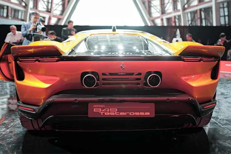 Hệ dẫn động bốn bánh toàn thời gian với khả năng phân bổ mô-men xoắn giúp chiếc xe giữ được độ bám tối ưu, trong khi chế độ chạy điện thuần cầu trước cho phép xe di chuyển khoảng 24 km ở tốc độ tối đa 130 km/h. Xe được trang bị giảm xóc Multimatic và các chi khí động học giúp tối ưu vận hành trong đường đua.