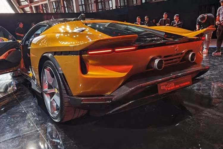 Ferrari 849 là phiên bản kế nhiệm của mẫu Ferrari SF90 Stradale đã ra mắt toàn cầu từ 2019. Ferrari giới thiệu hai biến thể mui cứng (Testarossa) và mui trần (Testarossa Spider) cùng 1 thời điểm, khác với SF90 khi được giới thiệu biến thể mui cứng trước 1 năm so với bản mui trần.