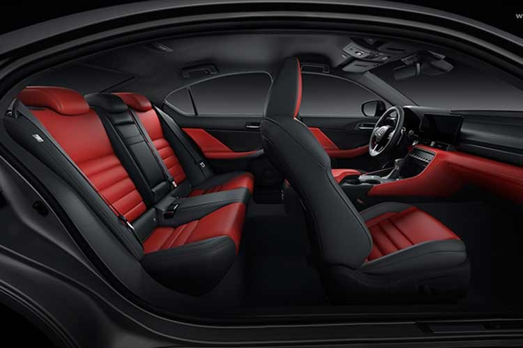 Bảng điều khiển và bệ trung tâm của Lexus IS thế hệ mới cũng đã được thiết kế lại hoàn toàn, tạo nên một bố cục cuối cùng gần gũi hơn với các mẫu xe hiện tại.