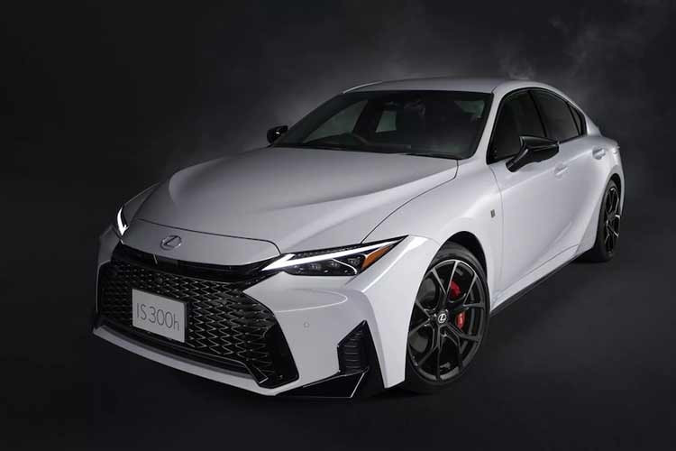 Lexus IS 300h 2026 sở hữu động cơ hybrid, hộp số biến thiên vô cấp điện tử (E-CVT) và trang bị động cơ 4 xi-lanh thẳng hàng dung tích 2,5 lít hút khí tự nhiên, cho tổng công suất 220PS (217 mã lực hoặc 162kW).