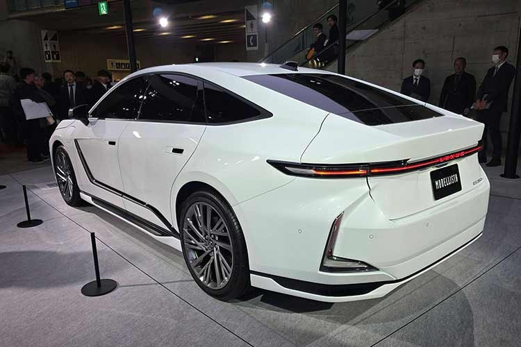 Lexus ES 2026 mang thiết kế thay đổi mạnh mẽ với đèn hậu toàn chiều rộng, các chi tiết góc cạnh sắc nét hơn. Lưới tản nhiệt tối giản và hông xe có nhiều đường nét điêu khắc táo bạo. Về tổng thể, phong cách của ES thế hệ mới thể thao hơn.