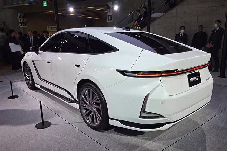 Lexus ES 2026 mang thiết kế thay đổi mạnh mẽ với đèn hậu toàn chiều rộng, các chi tiết góc cạnh sắc nét hơn. Lưới tản nhiệt tối giản và hông xe có nhiều đường nét điêu khắc táo bạo. Về tổng thể, phong cách của ES thế hệ mới thể thao hơn.