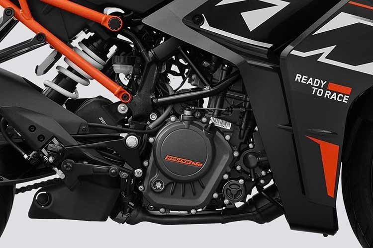 KTM RC 160 sử dụng cùng động cơ 164,2 cc, làm mát bằng chất lỏng như trên 160 Duke. Động cơ sản sinh công suất 19 mã lực tại 9.500 vòng/phút và mô-men xoắn 15,5Nm tại 7.500 vòng/phút.