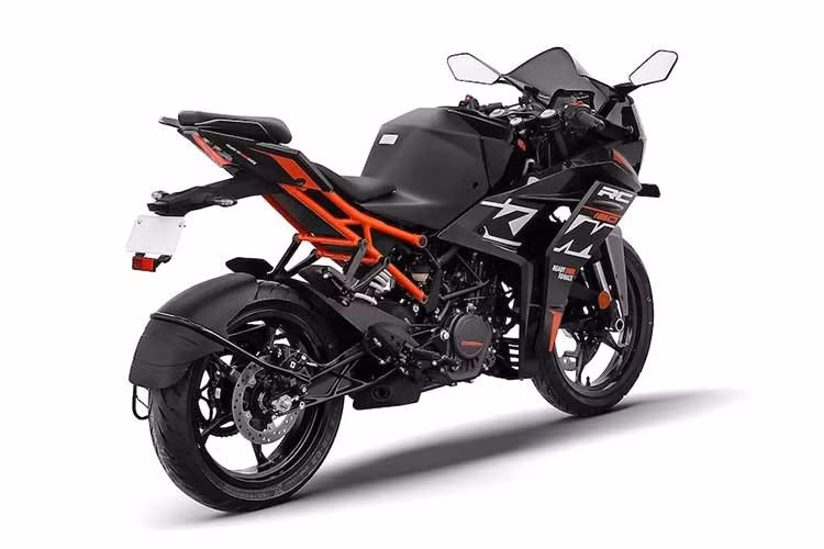 KTM RC 160 2026 có giá bán 185.000 Rupee (53,83 triệu đồng) tại thị trường Ấn Độ. Điều này khiến nó đắt hơn 15.000 Rupee so với 160 Duke. Nó cũng đắt hơn khoảng 19.000 Rupee so với đối thủ cạnh tranh gần nhất, Yamaha R15.