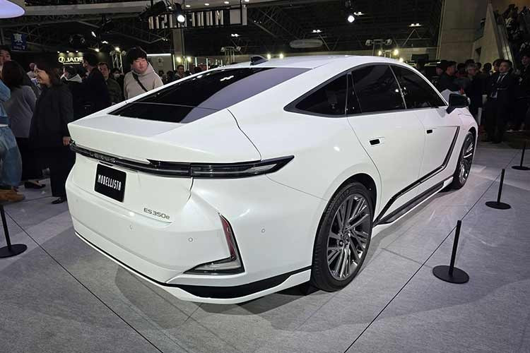 Tuy phạm vi di chuyển của Lexus ES 500e ngắn hơn ở mức 560 km, cả hai phiên bản đều hỗ trợ sạc nhanh DC công suất 150 kW, cho phép sạc từ 10% đến 80% chỉ trong vòng 30 phút.