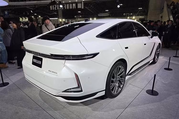 Tuy phạm vi di chuyển của Lexus ES 500e ngắn hơn ở mức 560 km, cả hai phiên bản đều hỗ trợ sạc nhanh DC công suất 150 kW, cho phép sạc từ 10% đến 80% chỉ trong vòng 30 phút.