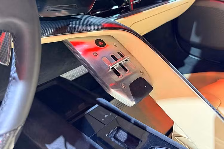 Một trong những thay đổi lớn trong cabin là vô lăng của 849 Testarossa đã chuyển sang dạng nút bấm vật lý, bao gồm các nút khởi động, media và phím bấm điều hướng. Trước đây ở SF90 là dạng nút cảm ứng khiến nhiều khách hàng phàn nàn việc thao tác có phần bất tiện.