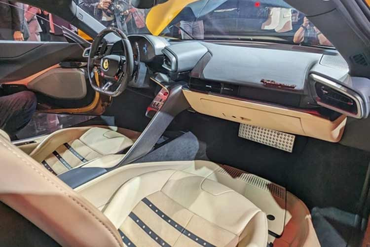 Bên trong nội thất Ferrari 849 Testarossa được bố trí tối giản. Xe không có màn hình giải trí trung tâm bởi đều được tích hợp chung vào đồng hồ tốc độ sau vô lăng, bao gồm cả kết nối Apple CarPlay/Android Auto. Bên khu vực ghế phụ sẽ có thêm một màn hình điện tử để hiển thị các thông tin về tốc độ, chế độ lái hiện hành,...