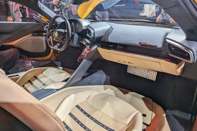 Bên trong nội thất Ferrari 849 Testarossa được bố trí tối giản. Xe không có màn hình giải trí trung tâm bởi đều được tích hợp chung vào đồng hồ tốc độ sau vô lăng, bao gồm cả kết nối Apple CarPlay/Android Auto. Bên khu vực ghế phụ sẽ có thêm một màn hình điện tử để hiển thị các thông tin về tốc độ, chế độ lái hiện hành,...